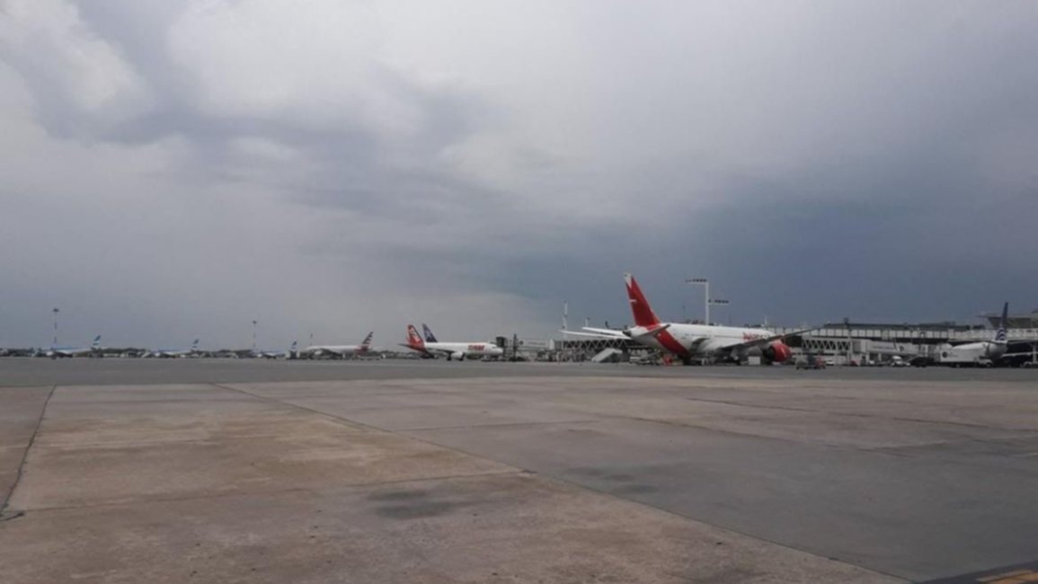 Demoras y desvío de vuelos en Ezeiza y Aeroparque por una fuerte tormenta 