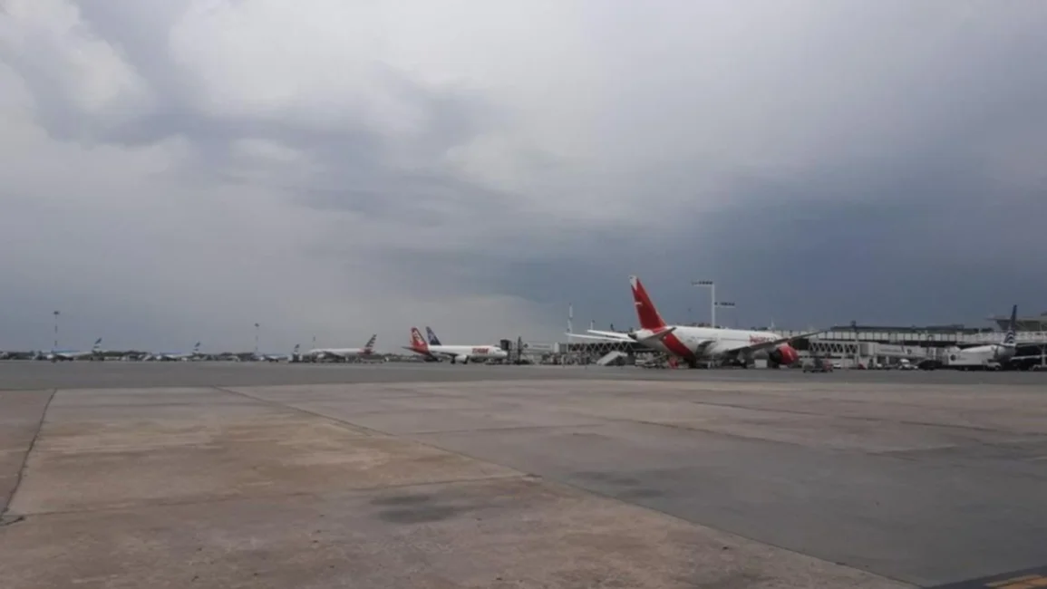 Demoras y desvío de vuelos en Ezeiza y Aeroparque por una fuerte tormenta 