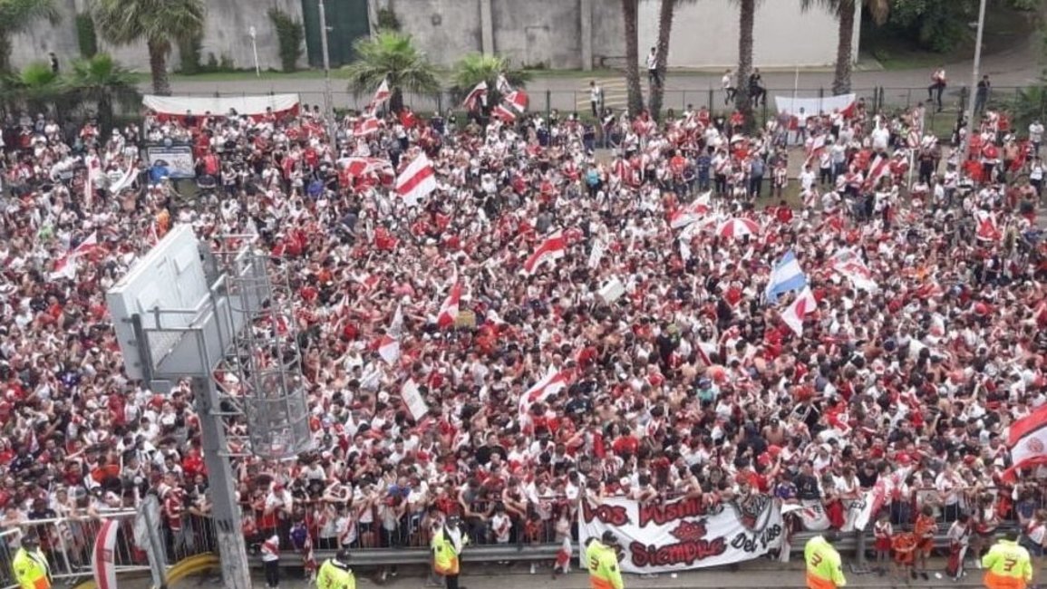 Los hinchas de River armaron su propia fiesta en el Monumental