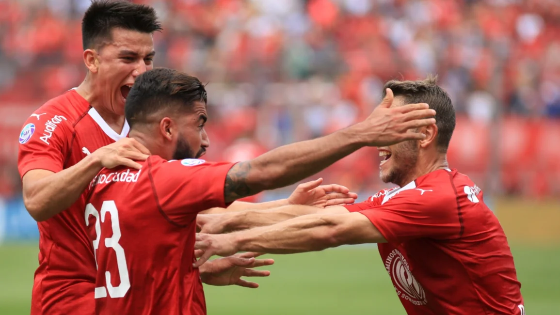 Independiente sufrió, ganó y sigue escalando