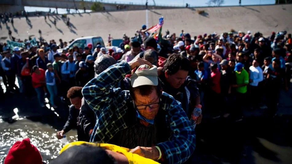 Migrantes centroamericanos intentan llegar a EEUU y son desplegados con gases lacrimógenos