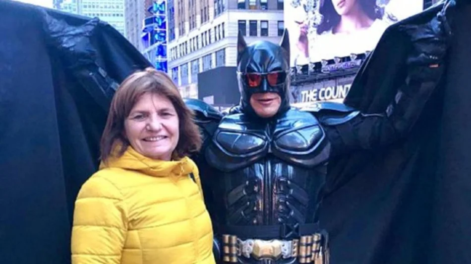  VIDEO Patricia Bullrich cantó “vamos a volver" en Nueva York junto a Batman