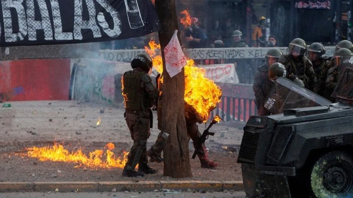 Atacaron a dos mujeres policías con bombas molotov durante las protestas en Chile