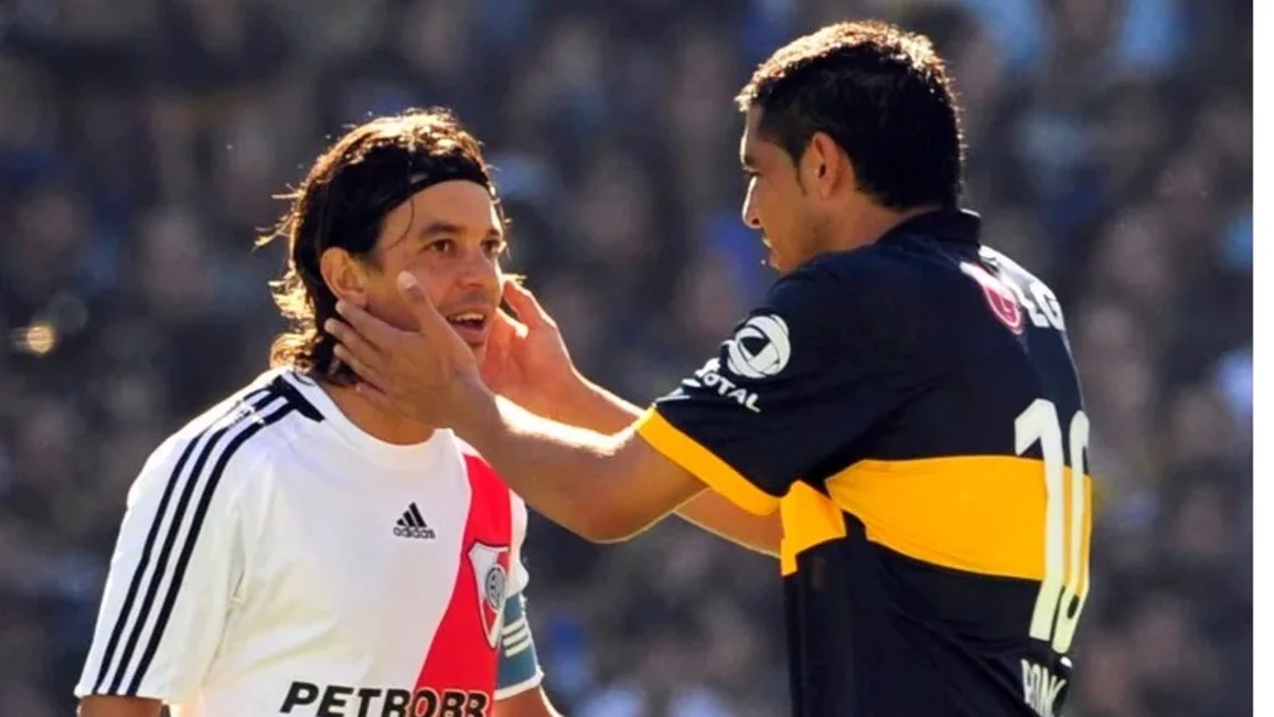 “Riquelme tiene tiempo para comer asados y hablar, y yo tengo que preparar partidos”
