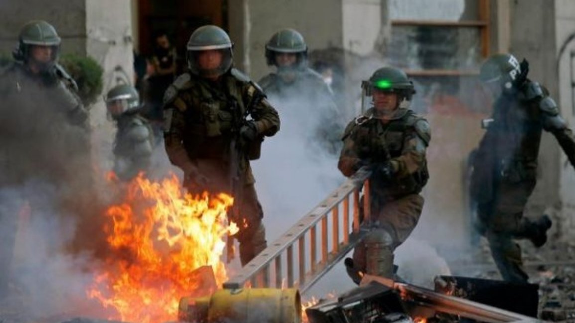 Fuego, piedras y gases lacrimógenos en otro día de protesta en Chile