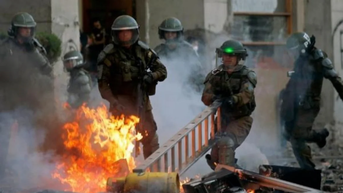 Fuego, piedras y gases lacrimógenos en otro día de protesta en Chile