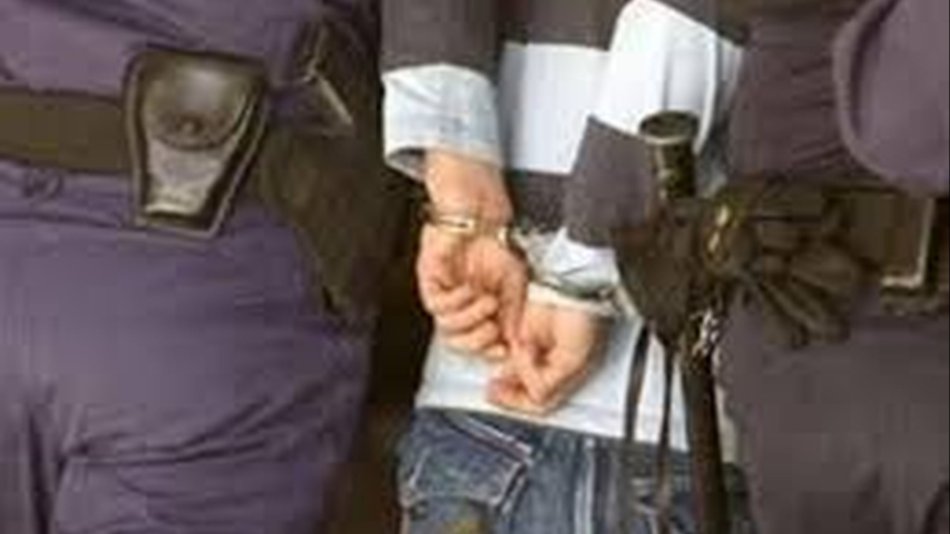 Un hombre sorprendió a su pareja con un joven y lo atacó con una madera