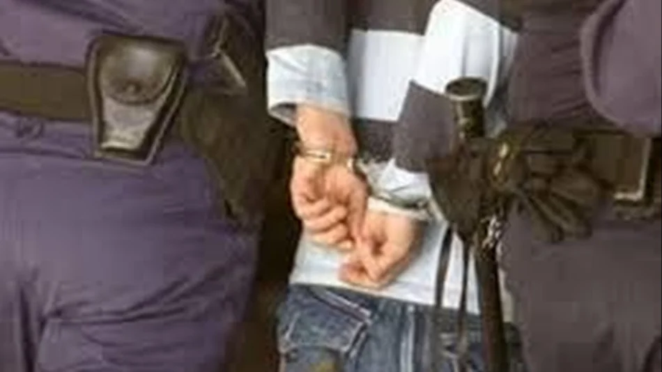 Un hombre sorprendió a su pareja con un joven y lo atacó con una madera