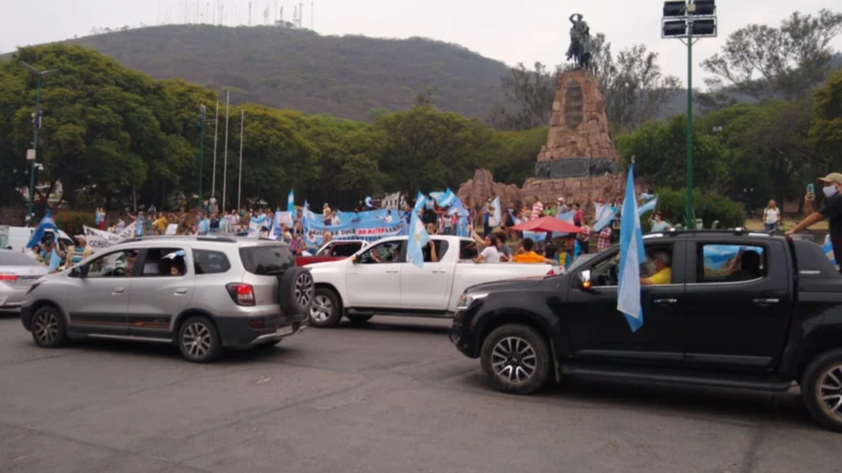 VIDEO. Con distintos reclamos, los salteños se sumaron al banderazo de la oposición 