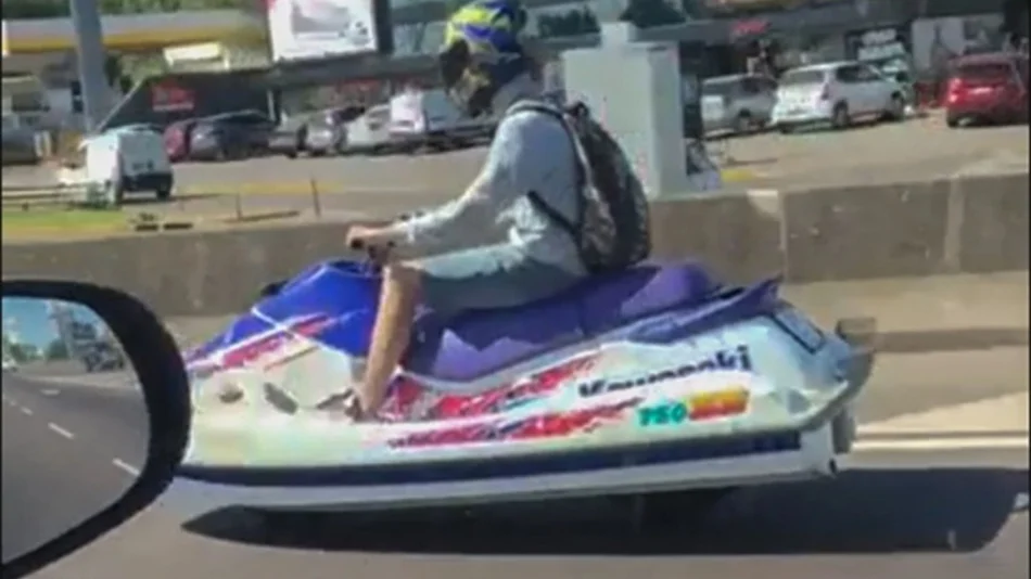 VIDEO Insólito: Un joven manejó lo que parecía una moto de agua en plena Autopista 