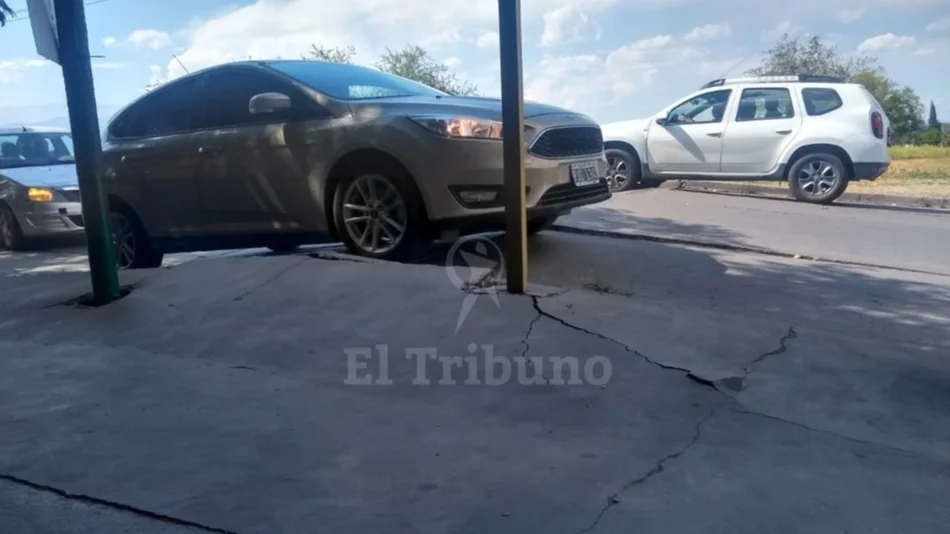VIDEO. Se levantaron algunas placas del pavimento en Av. Roberto Romero, entre El Tribuno y Juan Pablo II