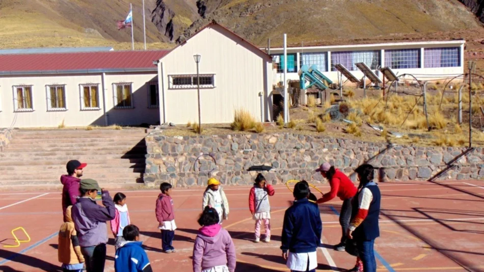 Una ONG propone comunicar a los chicos de las escuelas de montaña, a través de una radio digital