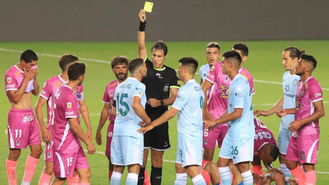 El golpeado Racing, con Beccacece en la cuerda floja, ante el líder en Tucumán