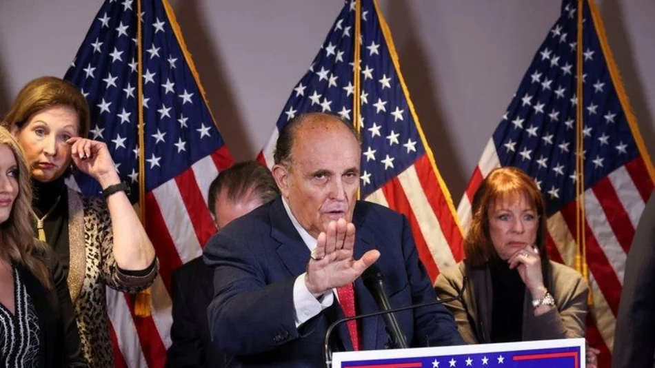 Giuliani dice que hubo fraude en EEUU con máquinas avaladas por Maduro y usadas en Argentina