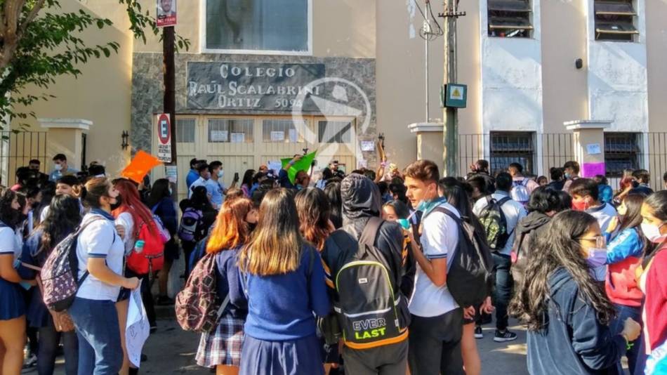Protesta de padres y alumnos por el intento de abuso a una alumna en el Scalabrini Ortiz