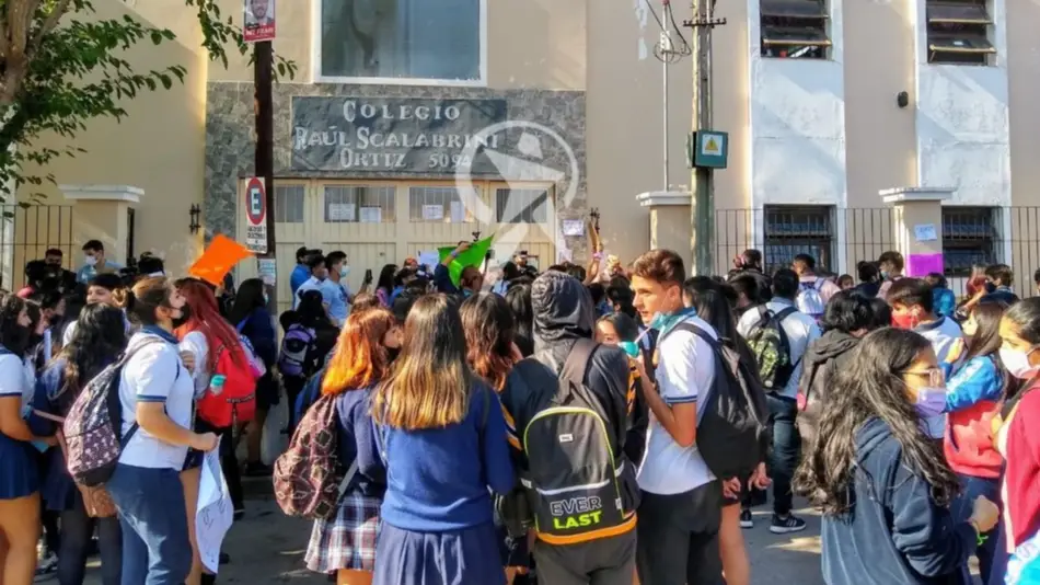 Protesta de padres y alumnos por el intento de abuso a una alumna en el Scalabrini Ortiz