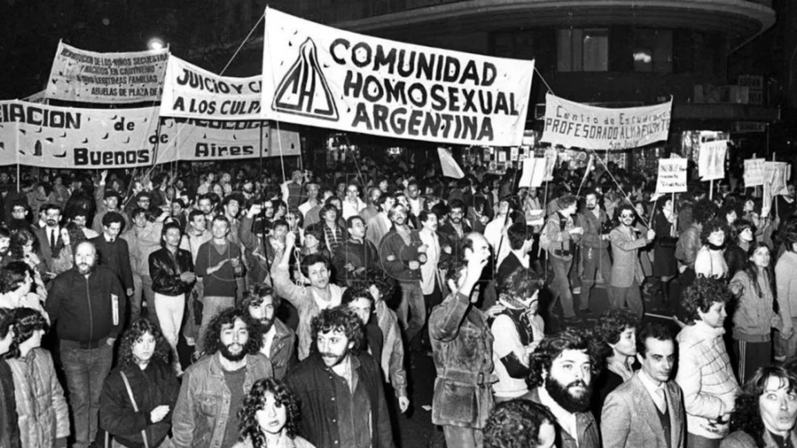 La Bandera del Frente de Liberación Homosexual volvió a Plaza de Mayo después de 48 años
