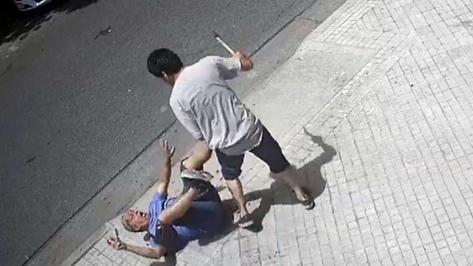  VIDEO Atacó a hachazos a su vecino, lo hirió en la cabeza y se fue a cocinar
