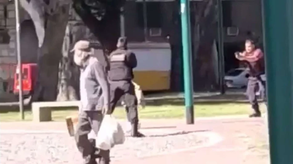 VIDEO Un hombre atacó con un cuchillo a dos policías que se defendieron a los tiros