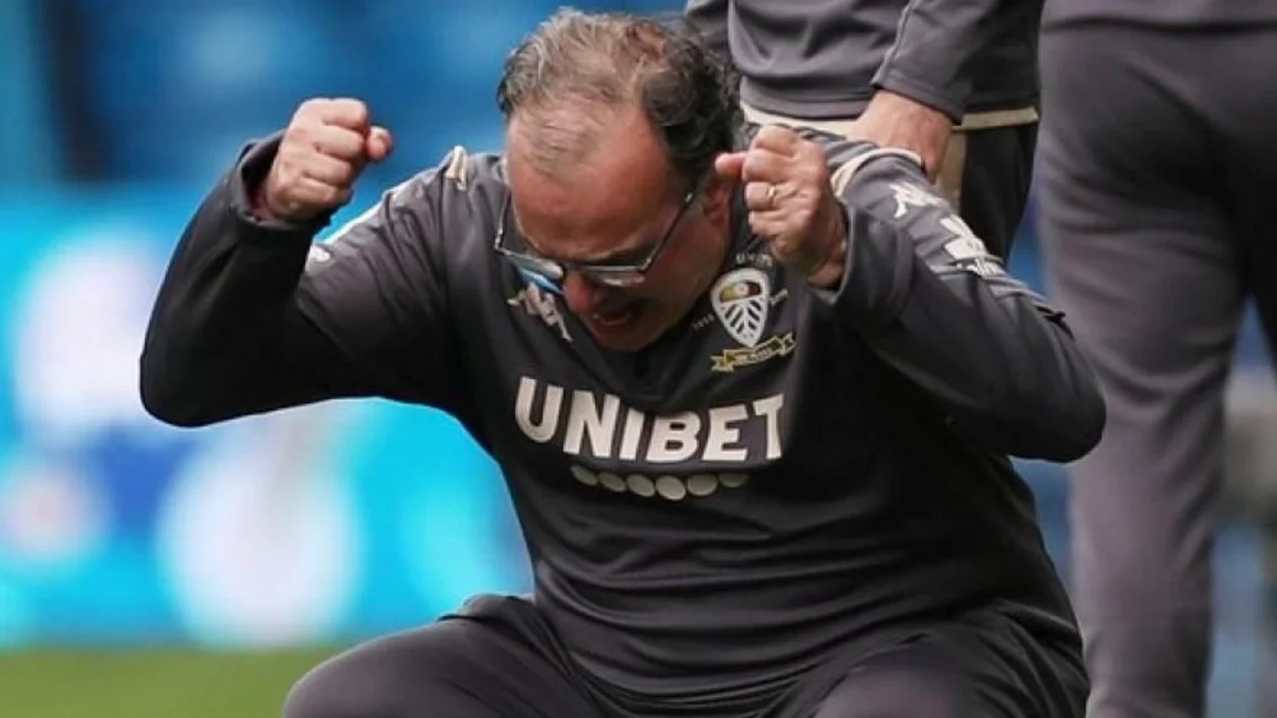 Un penal sancionado por el VAR le dio una agónica victoria al Leeds de Bielsa
