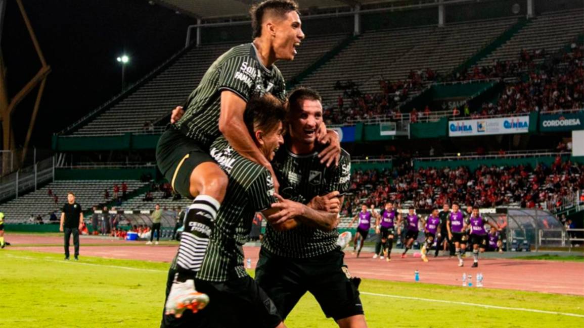 El cuervo contra Rosario y el albo con el campeón 