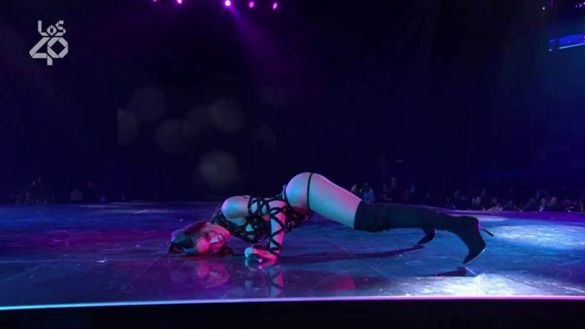Mirá el perreo viral de Anitta a Díaz Ayuso en la gala de Los 40