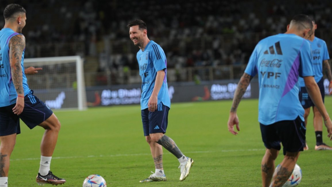 La Selección realizó un entrenamiento abierto en Abu Dhabi con Messi y otros 17 jugadores