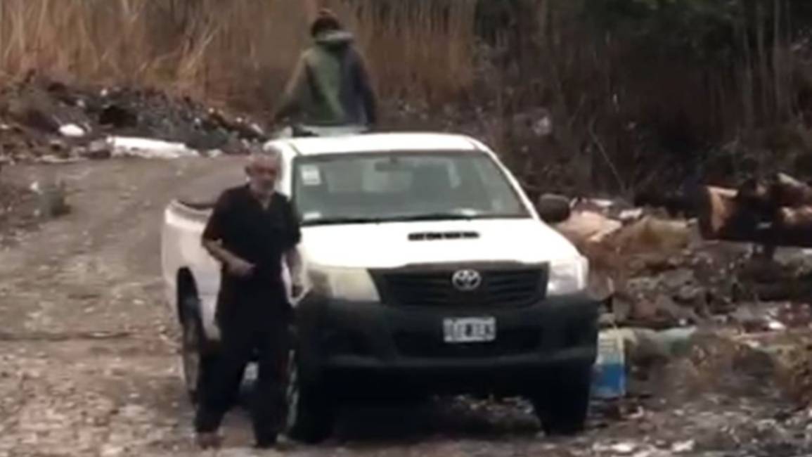VIDEO. Fueron escrachados mientras arrojaban basura en un río