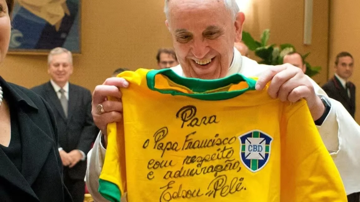 Polémico: al Papa Francisco le preguntaron ¿Messi o Maradona?, y eligió a Pelé