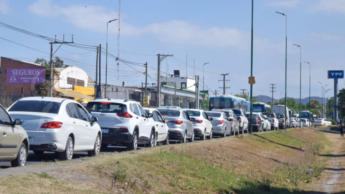 En Salta continúan las largas filas y esperas en los surtidores