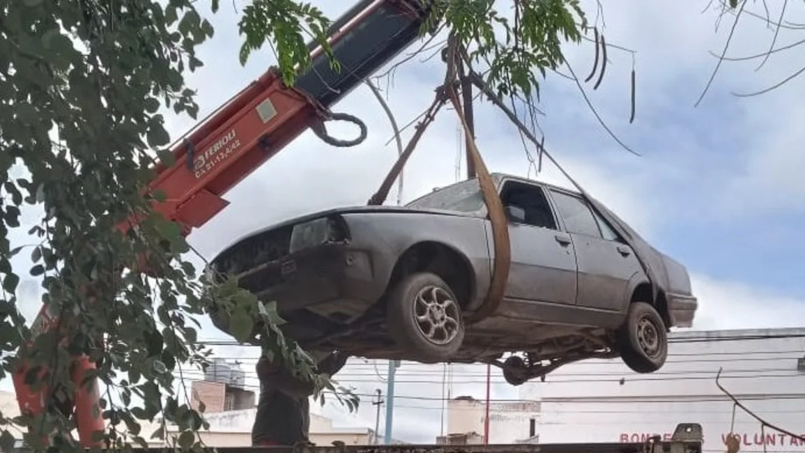 Buscan sacar de la calle todos los vehículos abandonados 