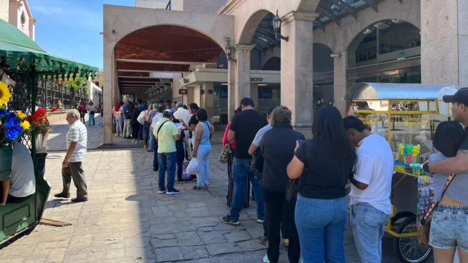 Día del Empleado Bancario: Largas filas y cajeros fueras de servicio en Salta