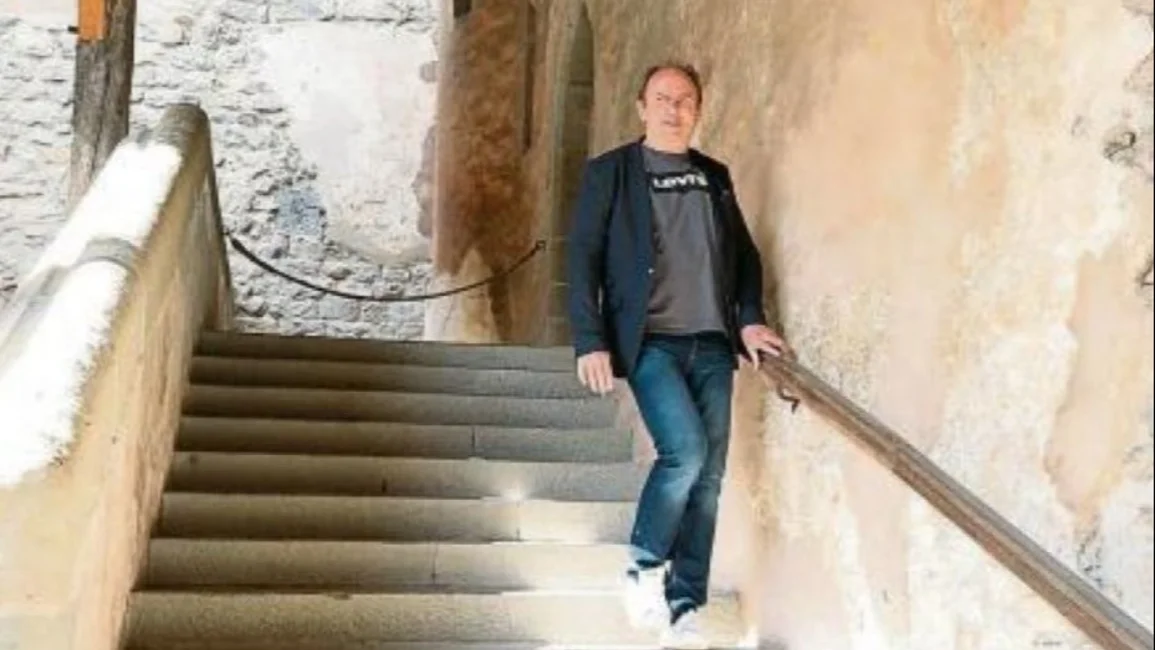 Un implante medular revolucionario le permite caminar a un paciente con Parkinson tras 25 años de enfermedad