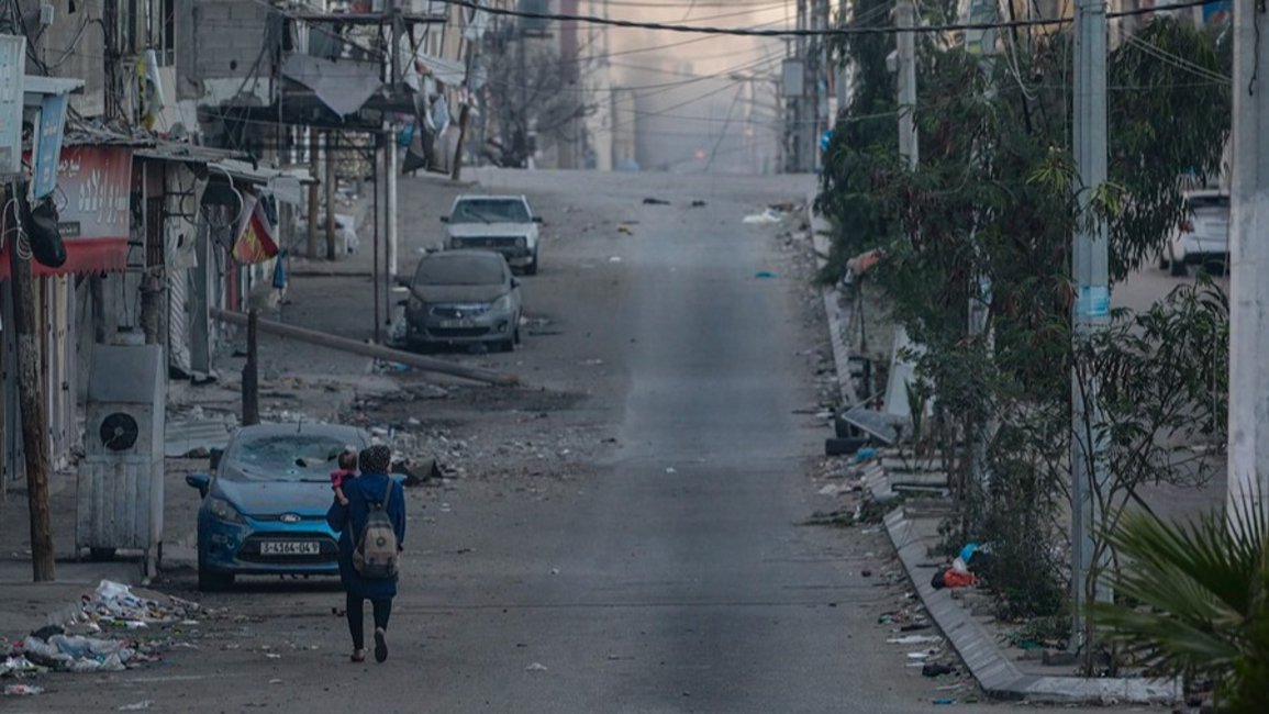 Una mujer camina por las calles de Gaza.