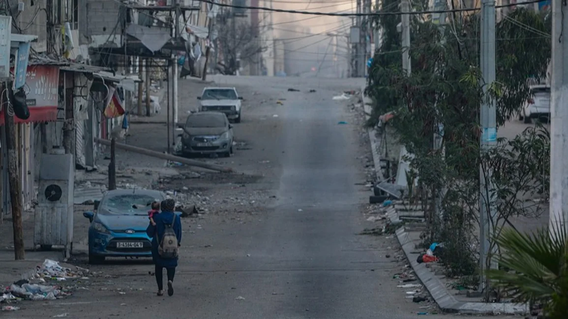 Una mujer camina por las calles de Gaza.