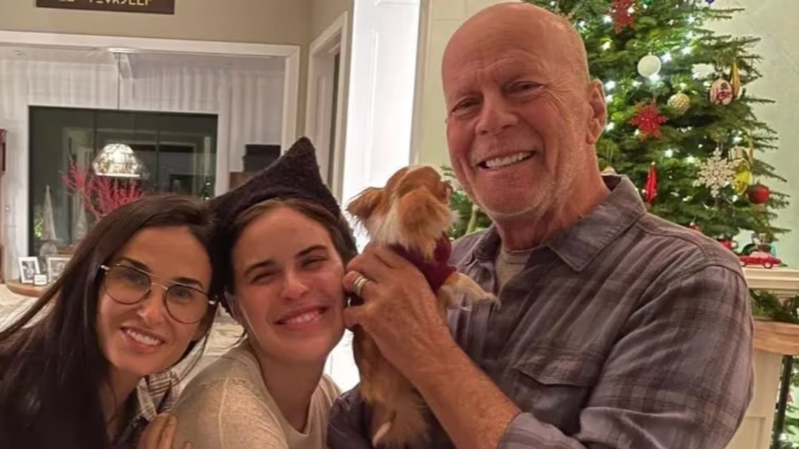 Bruce Willis con Demi Morre y una de sus hijas.
