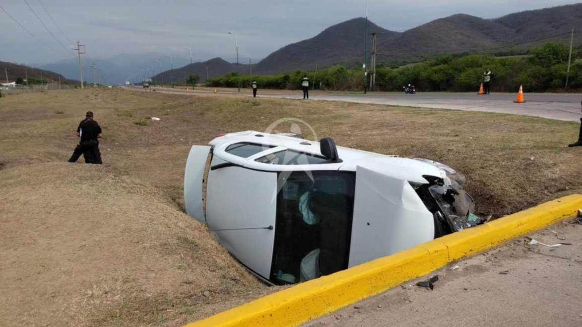 VIDEO Terrible vuelco a la altura de Valle Escondido: el conductor habría convulsionado y perdió el control del rodado