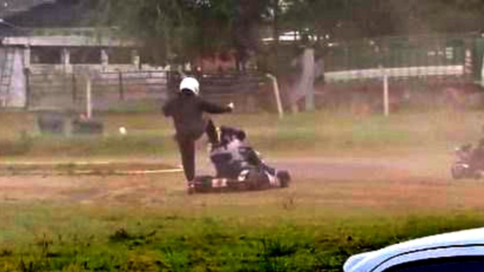 VIDEO Un piloto de karting fue detenido por desmayar a golpes y patadas a otro corredor
