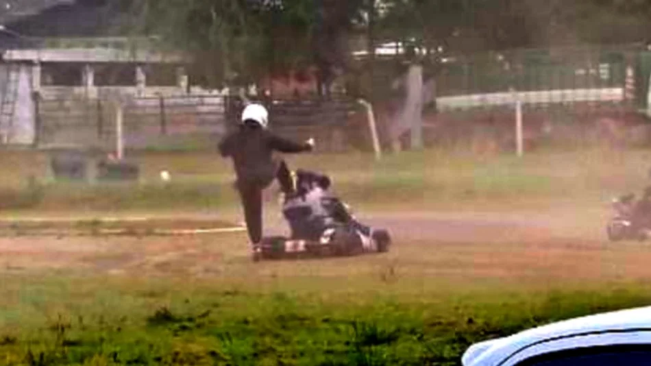 VIDEO Un piloto de karting fue detenido por desmayar a golpes y patadas a otro corredor