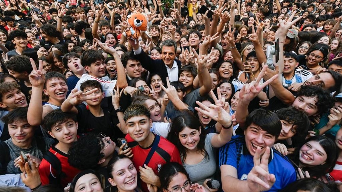Sergio Massa cerró su campaña junto a  jóvenes estudiantes y trabajadores 