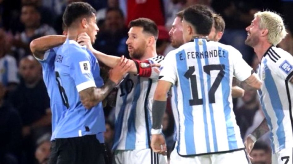 VIDEO. La pelea entre los jugadores de Argentina y Uruguay: hasta Messi metió empujones