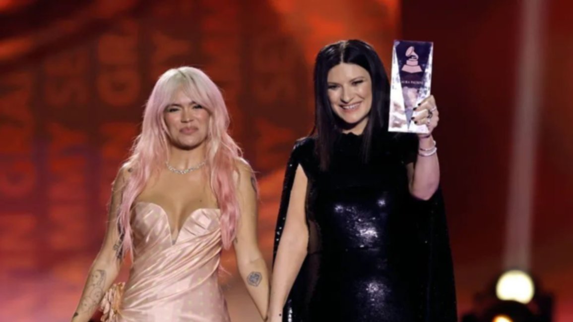 Laura Pausini recibe el premio Persona del Año de manos de Karol G, interpreta éxitos en los Latin Grammy 2023