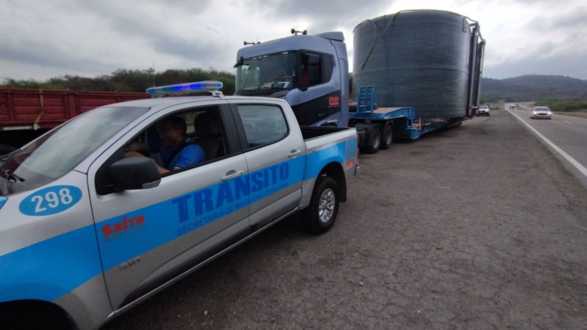 Operativo en Salta: camiones con enormes tanques atraviesan la zona este