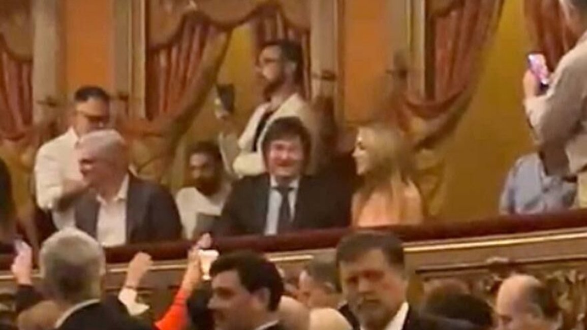 En plena veda, Milei fue al teatro Colón: generó cánticos de repudio y expresiones de apoyo