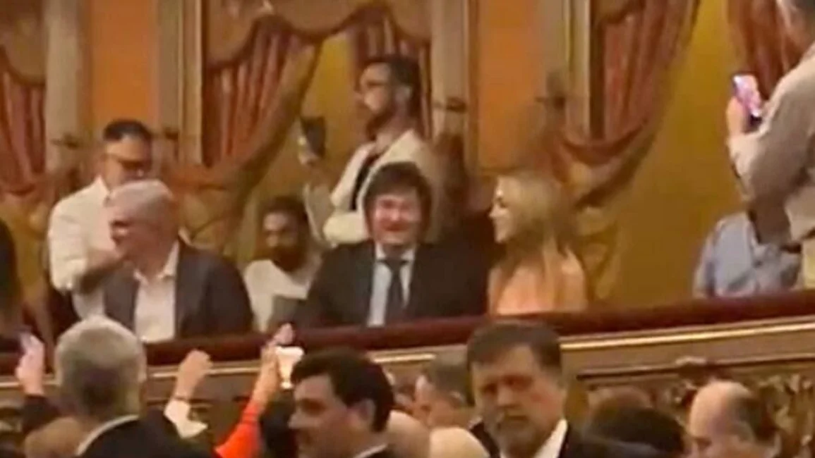 En plena veda, Milei fue al teatro Colón: generó cánticos de repudio y expresiones de apoyo