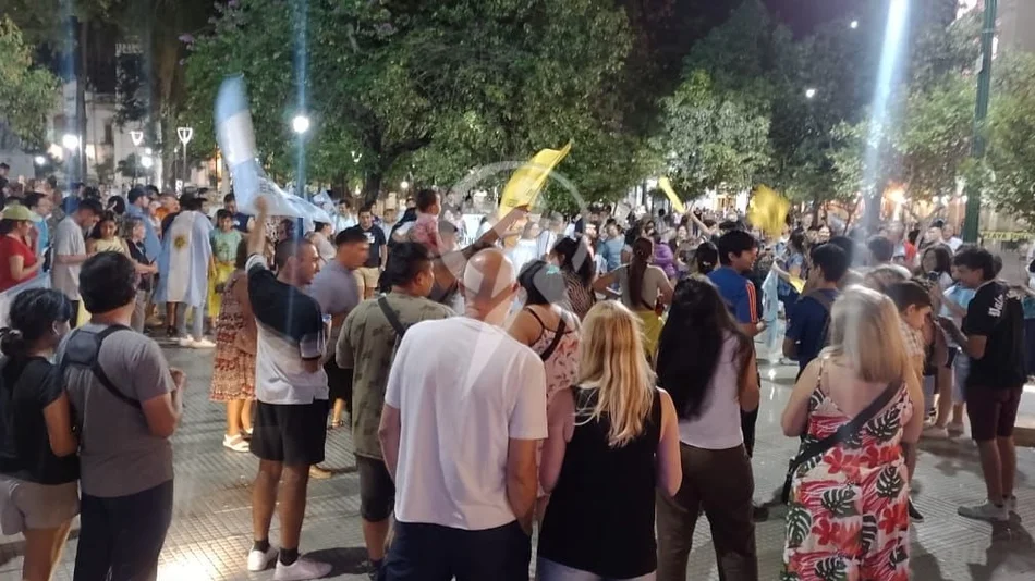 Salteños  celebraron el triunfo de Milei en plaza 9 de Julio