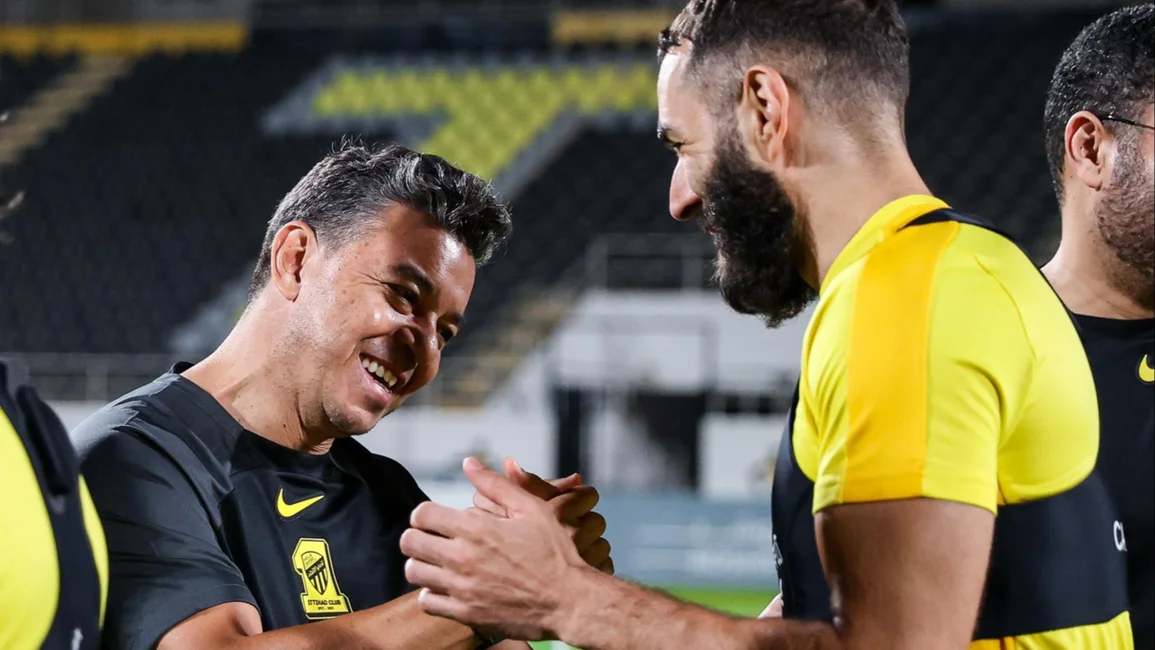 Marcelo Gallardo dirigió su primera practica en Al Ittihad con la presencia de Benzema y Kanté