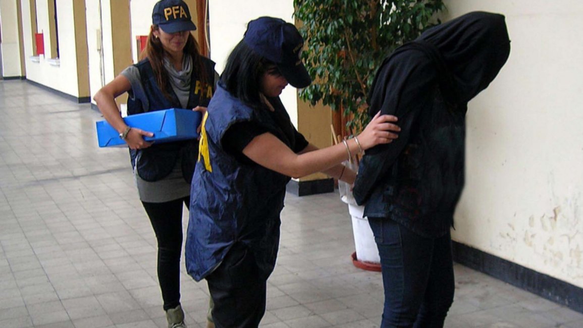  Una mujer policía baleó a un vecino