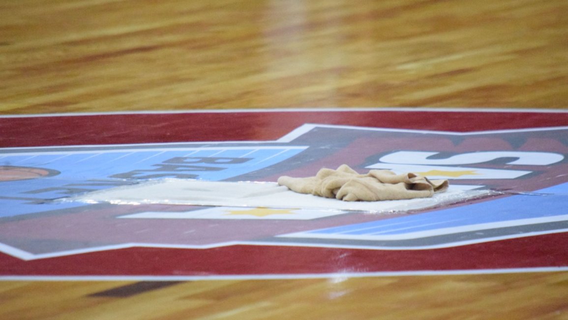 Noche de básquet con goteras en el estadio Delmi