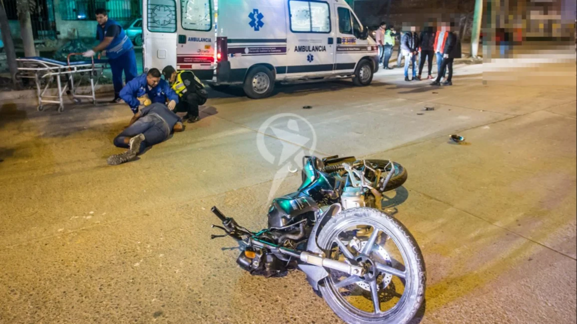 Detienen a un joven que atropelló a su expareja y a un amigo que circulaban en moto por el  macrocentro salteño